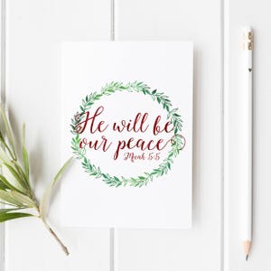Miqueas 5:5 - Él será nuestra paz - Tarjeta navideña cristiana - Corona navideña - Ilustración de tarjeta navideña - Tarjeta navideña con versículo bíblico