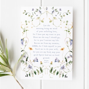 Könnte beinhalten: Eine Aquarell-Illustration eines Blumendesigns mit einem Zitat aus Psalm 143,8-11. Das Zitat lautet: "Lass der Morgen mir die Kunde von deiner unerschütterlichen Liebe bringen, denn ich habe mein Vertrauen auf dich gesetzt. Zeige mir den Weg, den ich gehen soll, denn dir vertraue ich mein Leben an. Befreie mich von meinen Feinden, HERR, denn ich suche Schutz bei dir. Lehre mich, deinen Willen zu tun, denn du bist mein Gott; möge dein guter Geist mich auf ebenem Boden führen. Psalm 143,8-11"