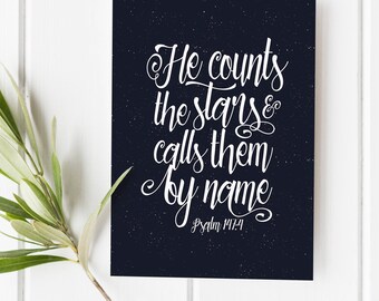 Salmo 147:4 - Impressão Bíblica, Ele Conta as Estrelas - Arte de Parede, Decoração Cristã para Quarto de Bebê, Arte Minimalista com Citação sobre Fé