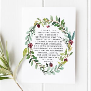 Op de afbeelding: Een set van drie keramische mokken met een gespikkelde, matte afwerking. De mokken zijn in de kleuren crème, lichtgrijs en donkergrijs. Elke mok heeft een eenvoudig, modern ontwerp en een afgeronde handgreep.