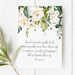 Könnte beinhalten: Eine weiße Karte mit einem Blumenmuster und einem Zitat aus Epheser 3,20. Das Zitat lautet: "Dem aber, der durch die Macht, die in uns wirkt, unendlich mehr tun kann, als wir erbitten oder begreifen, ihm sei die Ehre in der Gemeinde und in Christus Jesus durch alle Geschlechter von Ewigkeit zu Ewigkeit!"