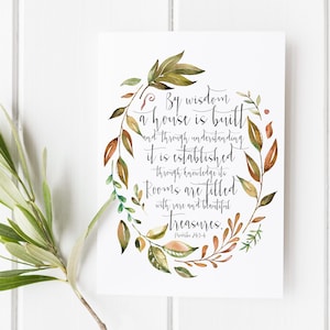 Pode incluir: Uma ilustração em aquarela de uma coroa de folhas em tons de verde, marrom e laranja. A coroa envolve uma citação de Provérbios 24:3-4: "Com sabedoria se constrói uma casa, e com inteligência se firma. Pelo conhecimento, seus aposentos se enchem de tesouros preciosos e magníficos."