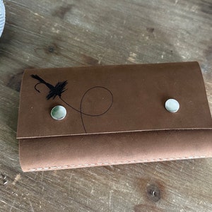 Cartera de cuero personalizada con grabado de mosca