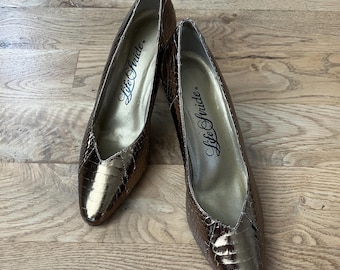 Women's vintage 80s gold pumps
