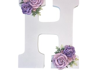 Personalisierte Holzbuchstabe mit Maulbeerpapier Blumen & Blätter | Rustikales Blumen Kinderzimmer Dekor | Hochzeits-Tischbuchstabe | Baby-Dusche-Geschenk