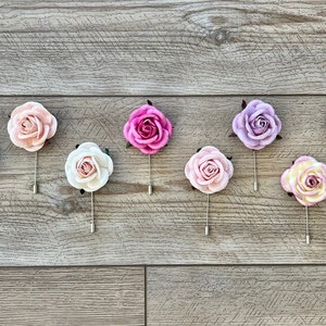 Spilla da bavero rosa di carta da 2", Boutonniere floreale, spilla da uomo o da donna, accessori per abiti da uomo, spilla da bavero a fiori, regalo per il testimone del testimone