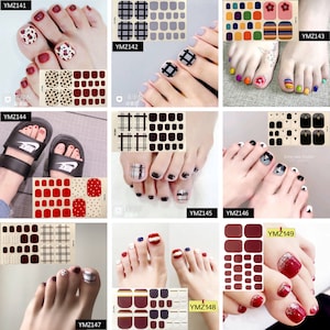 Puede incluir: Un conjunto de 10 pegatinas para uñas de los pies con varios diseños, incluyendo cuadros, lunares y colores sólidos. Las pegatinas se muestran en los dedos de los pies de una modelo.