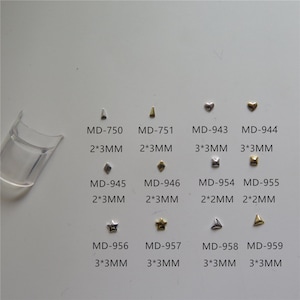 Puede incluir: Surtido de adornos para uñas de metal en plata y oro. Los adornos incluyen triángulos, corazones, estrellas y cuadrados. Los tamaños son de 2 mm y 3 mm. Los códigos de producto son MD-750, MD-751, MD-943, MD-944, MD-945, MD-946, MD-954, MD-955, MD-956, MD-957, MD-958 y MD-959.