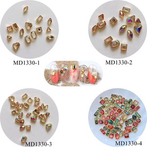Op de afbeelding: Vier sets met verschillende nagelkunst strass steentjes. De eerste set is goud en helder, de tweede set is iriserend, de derde set is goud en helder, en de vierde set is iriserend en veelkleurig. De sets zijn geëtiketteerd als MD1330-1, MD1330-2, MD1330-3 en MD1330-4.
