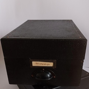1 Karteikasten schwarz, vintage, Größe: ca.  L 37cm x B 24,5 cm, Höhe geschlossen 17 cm