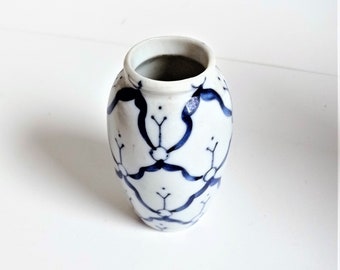Vase, kleine Blumenvase, vintage,  Porzellan, blau weiß,  Höhe 8cm, Durchmesser breiteste Stelle ca 5 cm, blau weiß Muster