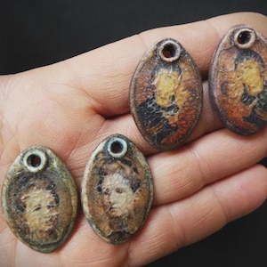 427) 4 pendenti in pasta polimerica shabby con carta invecchiata e sigillata