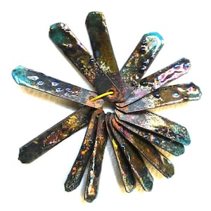 502) 14 petits pendentifs en émail, émaillés de couleurs vives des deux côtés, irisés couleur huile
