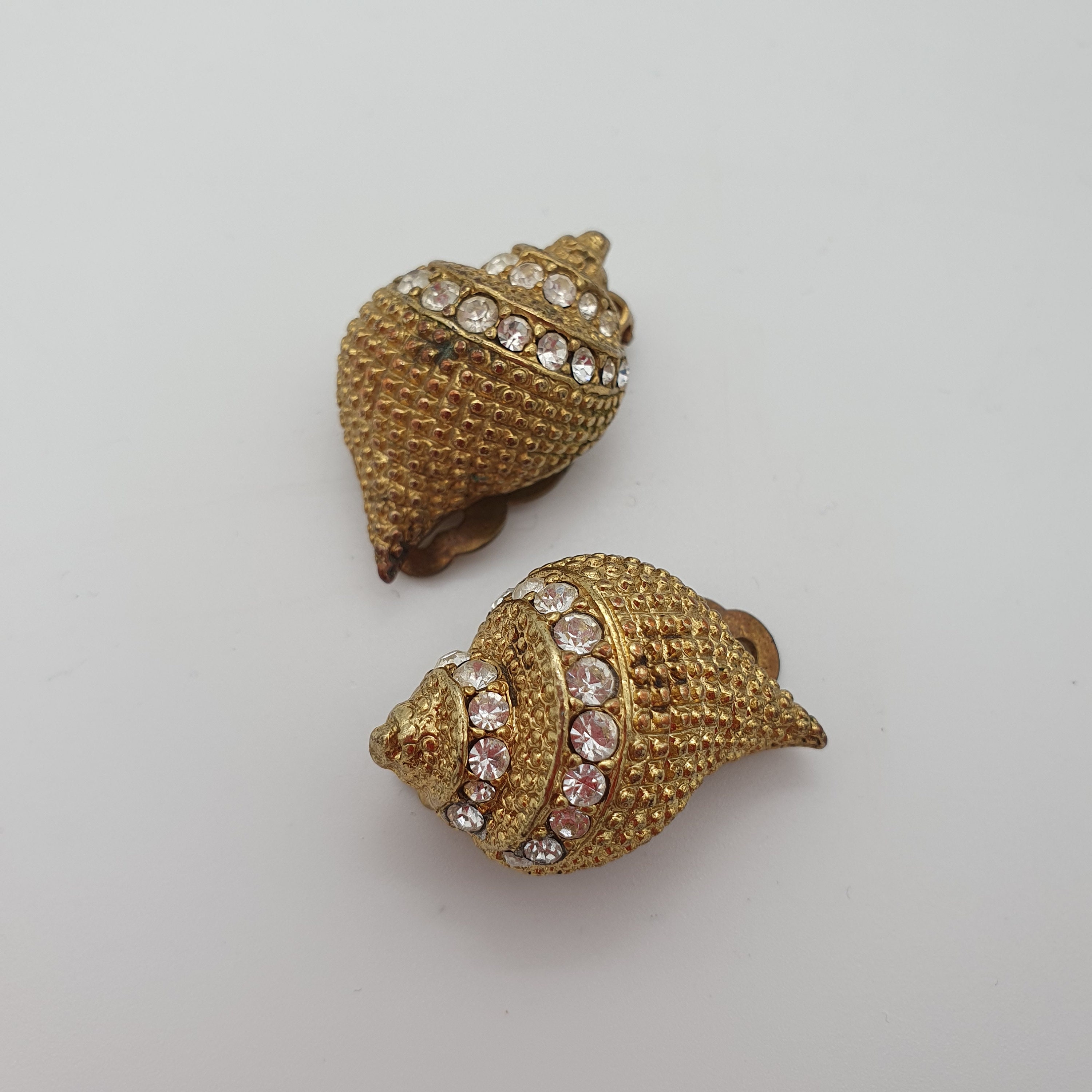 Art Deco Conch Shell Clip On Earrings: Rhinestone Gold-Tone