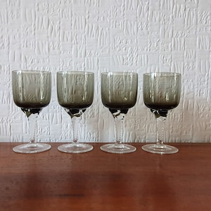 Set von 4 kleinen rauchfarbenen Wein Gläsern