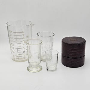 Puede incluir: Un juego de tres tazas de cerámica con un acabado moteado y mate. Las tazas son de color crema, marrón claro y marrón oscuro. Cada taza tiene un diseño simple y minimalista.