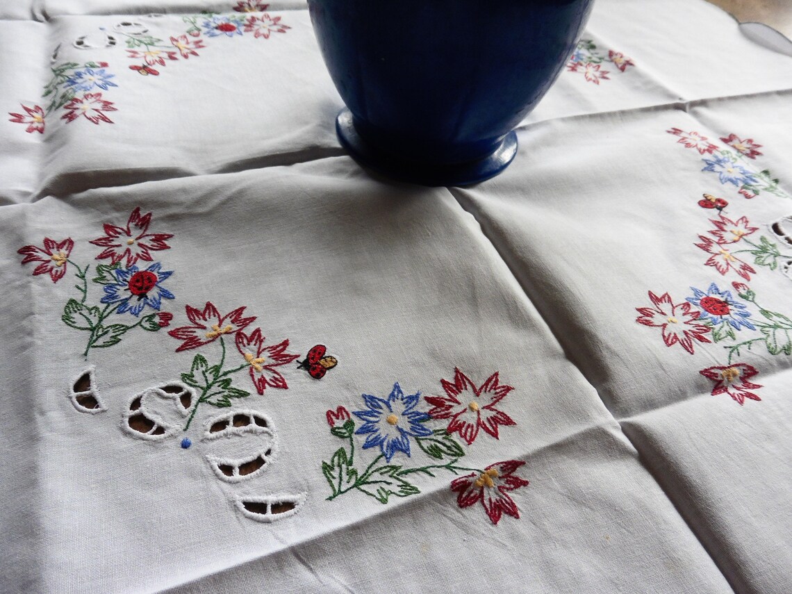 Gestickte Frühlingstischdecke frisch und munter | Etsy