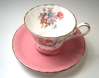 Aynsley Teetasse mit Untertasse, Aynsley Rosa Teetasse und Untertasse mit Blumen, Geprägte Teetasse Set.