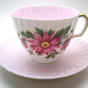 Taza de té y platillo vintage Adderley: flores pintadas a mano, Inglaterra, años 40