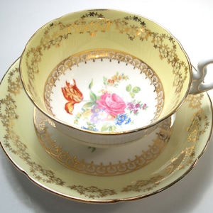 Xícara de chá e pires vintage Royal Grafton, amarelo, conjunto com buquê de flores.