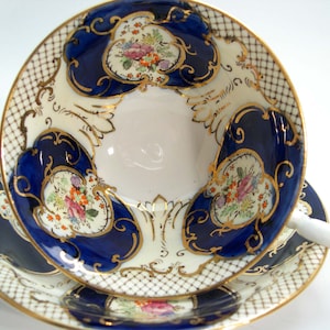 Fenton Kobaltblau Teetasse und Untertasse: Handgemalte Blumen, Goldvergoldet