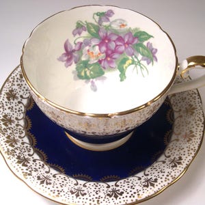 Vintage Aynsley Teetasse mit Untertasse: Kobaltblau, Veilchen, Gold Fleur de Lis