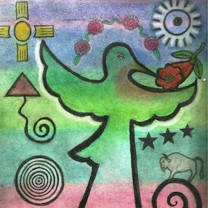 Puede incluir: Una pintura de acuarela de un pájaro verde con las alas extendidas, sosteniendo una flor roja en su pico. El pájaro está rodeado de varios símbolos, incluyendo una cruz, una espiral, una estrella y un búfalo. La pintura está sobre un fondo rosa, azul y verde.