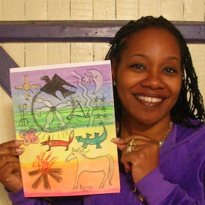 Puede incluir: Una mujer sostiene un dibujo colorido de un diseño inspirado en los nativos americanos. El dibujo presenta una variedad de símbolos, incluyendo un pájaro, una mariposa, una flor, un fuego y un caballo. El dibujo está sobre un fondo blanco con un borde de color arcoíris.