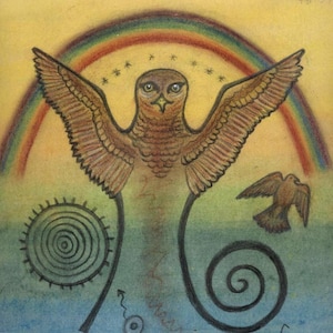 Puede incluir: Una pintura de acuarela de un pájaro marrón con las alas extendidas, un arcoíris arriba y varios símbolos abajo. Los símbolos incluyen una espiral, una tortuga, un fuego y una línea en zigzag. La pintura está firmada "Aguirre" en la esquina inferior derecha.