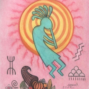 Peut inclure: Une figure turquoise de Kokopelli danse dans un soleil jaune et orange avec des rayons rouges. Une corne d'abondance débordant de fruits et de légumes se trouve en dessous. L'arrière-plan est rose avec des symboles amérindiens supplémentaires.