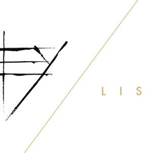 Pu&ograve; includere: Firma di arte astratta in bianco e nero con il nome "LISA ELLEY" in testo dorato sotto.
