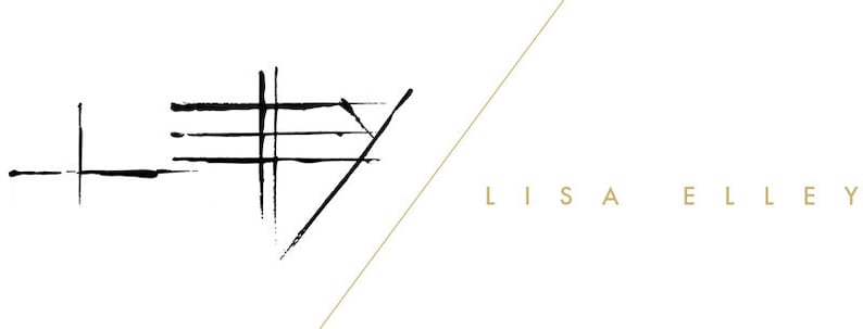 Pu&ograve; includere: Firma di arte astratta in bianco e nero con il nome "LISA ELLEY" in testo dorato sotto.