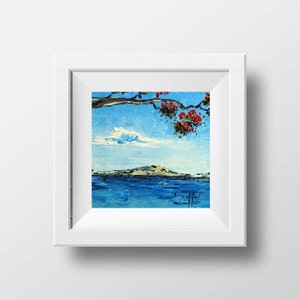 Pu&ograve; includere: Un dipinto che rappresenta un paesaggio marino con una piccola isola in lontananza. Il cielo &egrave; blu con una singola nuvola bianca. Un ramo di un albero con fiori rossi pende dalla parte superiore del dipinto.