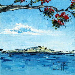 Pu&ograve; includere: Un dipinto che rappresenta un oceano blu con una piccola isola in lontananza. Un ramo di un albero con fiori rossi pende dalla parte superiore del dipinto.