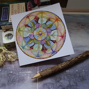 Może przedstawiać: Kolorowe mandale z symbolem yin yang w środku. Mandala jest otoczona różnymi wzorami, w tym liśćmi, kwiatami i spiralami. Mandala jest namalowana w odcieniach niebieskiego, zielonego, różowego i żółtego.