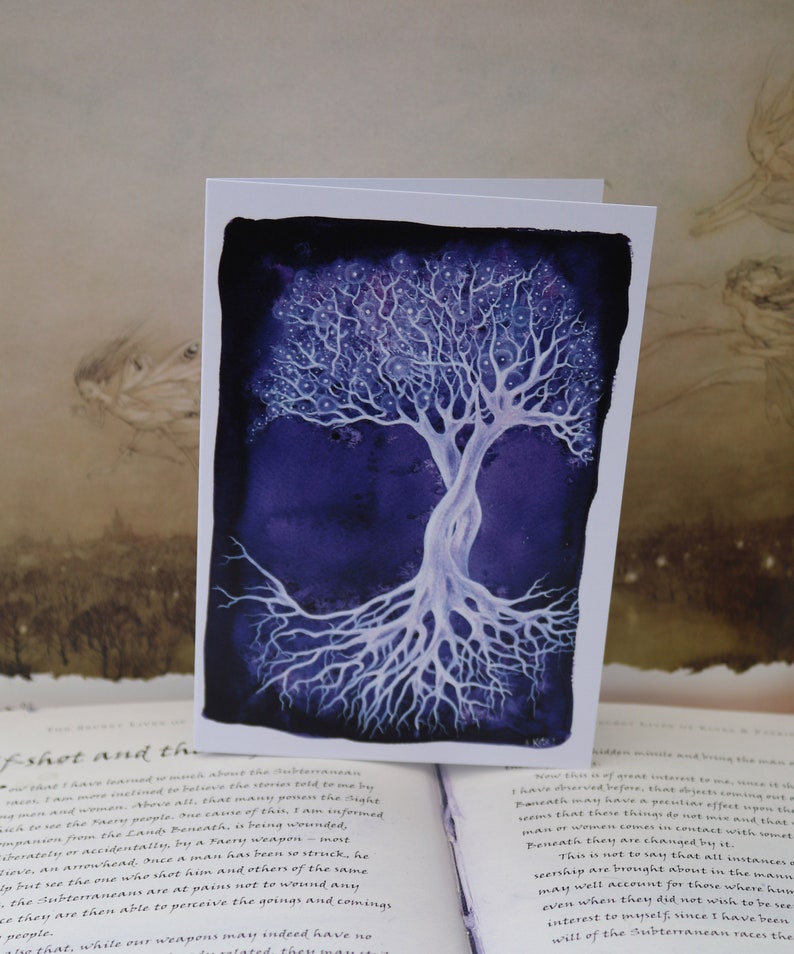 K&ouml;nnte beinhalten: Ein Aquarellbild eines wei&szlig;en Baumes mit leuchtenden Kugeln an seinen &Auml;sten und Wurzeln. Der Baum steht vor einem dunkelvioletten Hintergrund.