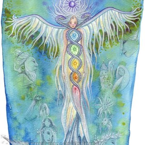 Puede incluir: Pintura acuarela de un hada con alas y un cuerpo de colores arco&iacute;ris. El hada est&aacute; rodeada de otras hadas y el texto "FREE RANGE FAERIES artwork by Kate Monkman www.freerangefaeries.co.uk"