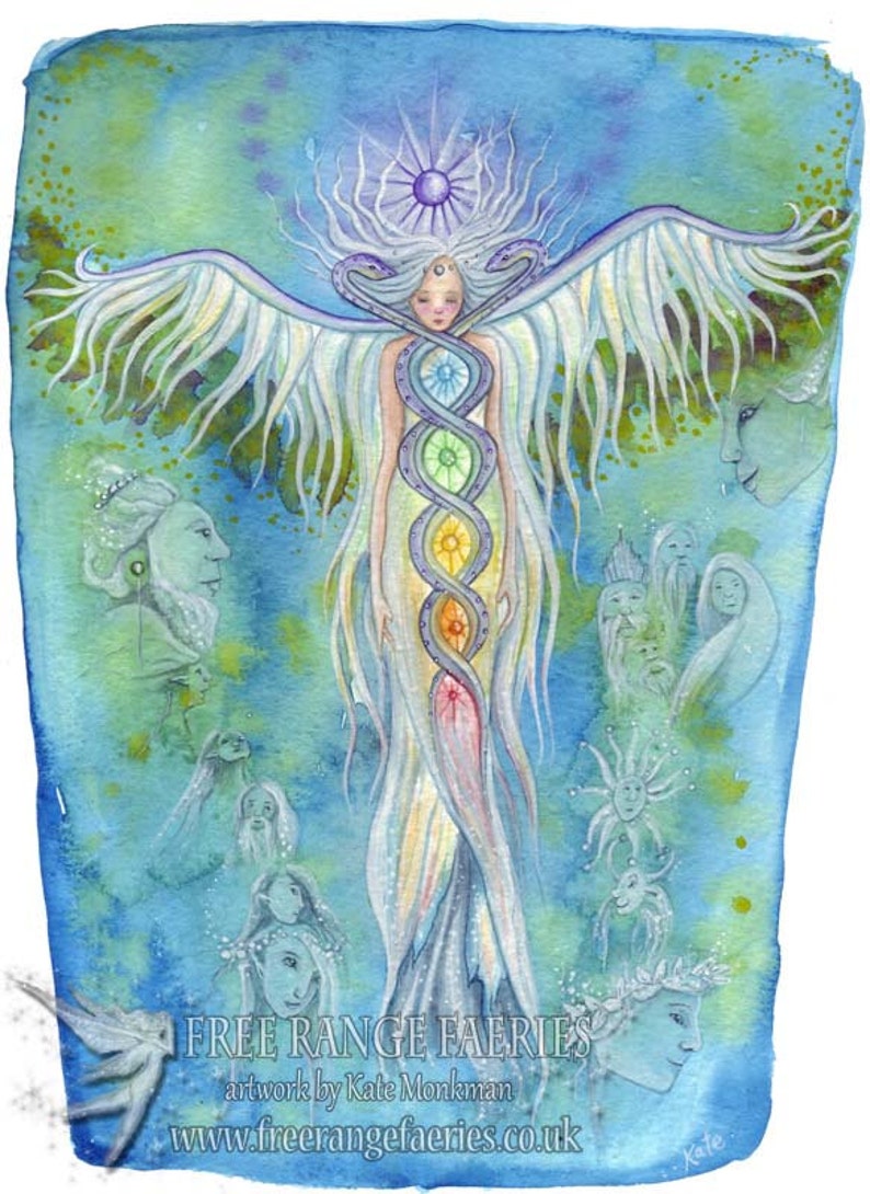 Puede incluir: Pintura acuarela de un hada con alas y un cuerpo de colores arco&iacute;ris. El hada est&aacute; rodeada de otras hadas y el texto "FREE RANGE FAERIES artwork by Kate Monkman www.freerangefaeries.co.uk"