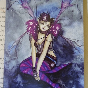Carta artistica delle fate, Roxy Purpletoes, Carta artistica, Arte delle fate, Arte delle fate, Fata, Fata viola, Blu, Rosa, Bella fata, Dipingi la città di viola