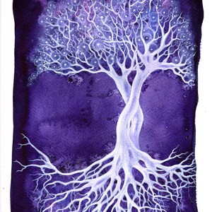 K&ouml;nnte beinhalten: Ein wei&szlig;er Baum mit leuchtenden Kugeln an seinen &Auml;sten und Wurzeln vor einem tiefvioletten Hintergrund. Das Kunstwerk ist unten rechts mit "Kate" signiert und enth&auml;lt den Text "FREE RANGE FAERIES artwork by Kate Monkman www.freerangefaeries.co.uk".
