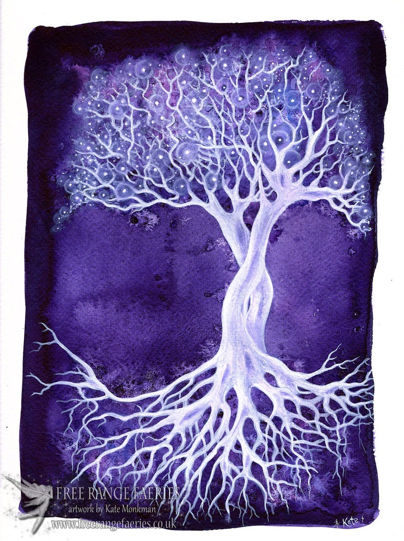 K&ouml;nnte beinhalten: Ein wei&szlig;er Baum mit leuchtenden Kugeln an seinen &Auml;sten und Wurzeln vor einem tiefvioletten Hintergrund. Das Kunstwerk ist unten rechts mit "Kate" signiert und enth&auml;lt den Text "FREE RANGE FAERIES artwork by Kate Monkman www.freerangefaeries.co.uk".