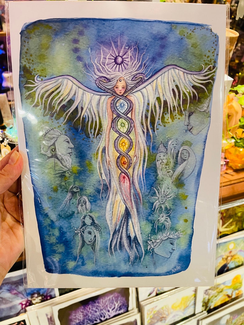 Puede incluir: Pintura acuarela de una mujer con alas y una serpiente de colores arco&iacute;ris envuelta alrededor de su cuerpo. La mujer est&aacute; rodeada de otras figuras y un cielo azul con estrellas.