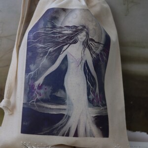 Puede incluir: Una bolsa de cord&oacute;n de algod&oacute;n blanco con una imagen impresa de una mujer con cabello largo y oscuro de pie frente a una luna llena. La mujer lleva un vestido blanco y tiene un d&eacute;bil resplandor rosado a su alrededor. El fondo es azul oscuro con nubes moradas y blancas. El texto "FREE RANGE FAERIES" est&aacute; impreso en la parte inferior de la bolsa. El texto "artwork by Kate Monkman" est&aacute; impreso debajo del texto de la bolsa. El texto "www.freerangefaeries.co.uk" est&aacute; impreso debajo del nombre del artista.