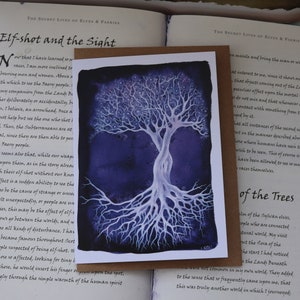 K&ouml;nnte beinhalten: Ein Aquarellbild eines wei&szlig;en Baumes vor einem dunkelblauen Hintergrund. Der Baum hat viele &Auml;ste und Wurzeln, und der Hintergrund ist mit wei&szlig;en Sternen gef&uuml;llt. Der Text "Elf-shot and the Sight" ist in der oberen linken Ecke des Bildes sichtbar.