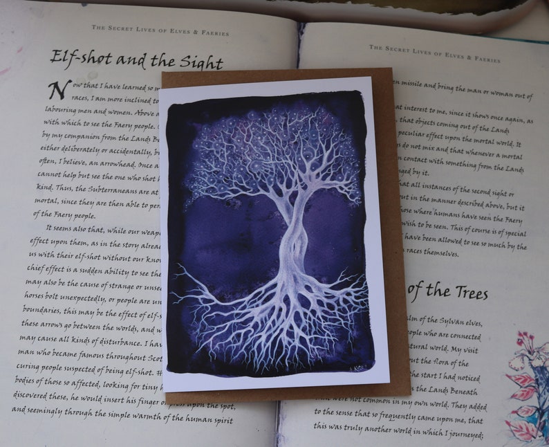 K&ouml;nnte beinhalten: Ein Aquarellbild eines wei&szlig;en Baumes vor einem dunkelblauen Hintergrund. Der Baum hat viele &Auml;ste und Wurzeln, und der Hintergrund ist mit wei&szlig;en Sternen gef&uuml;llt. Der Text "Elf-shot and the Sight" ist in der oberen linken Ecke des Bildes sichtbar.