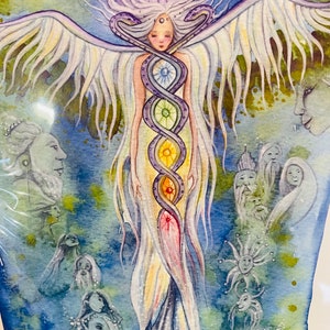 Puede incluir: Una pintura al agua de una mujer con alas y una serpiente envuelta alrededor de su cuerpo. Ella tiene un halo y est&aacute; rodeada de otras figuras. La pintura est&aacute; en tonos de azul, morado y verde.