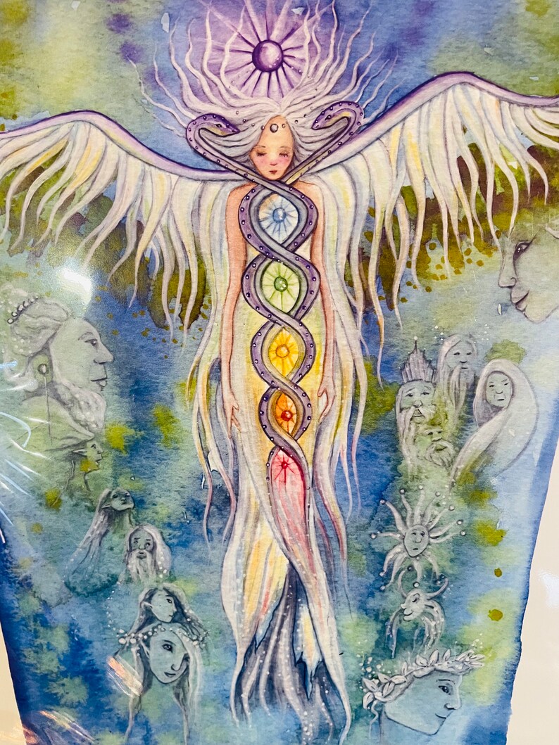 Puede incluir: Una pintura al agua de una mujer con alas y una serpiente envuelta alrededor de su cuerpo. Ella tiene un halo y est&aacute; rodeada de otras figuras. La pintura est&aacute; en tonos de azul, morado y verde.