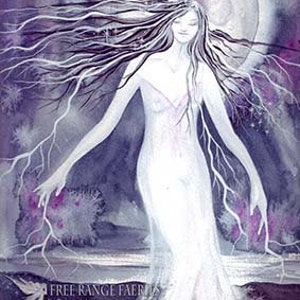 Puede incluir: Una pintura de acuarela de una mujer con el pelo largo y suelto de pie frente a una luna llena. La mujer lleva un vestido blanco y tiene una expresi&oacute;n serena en su rostro. El fondo es de color morado oscuro con estrellas blancas.