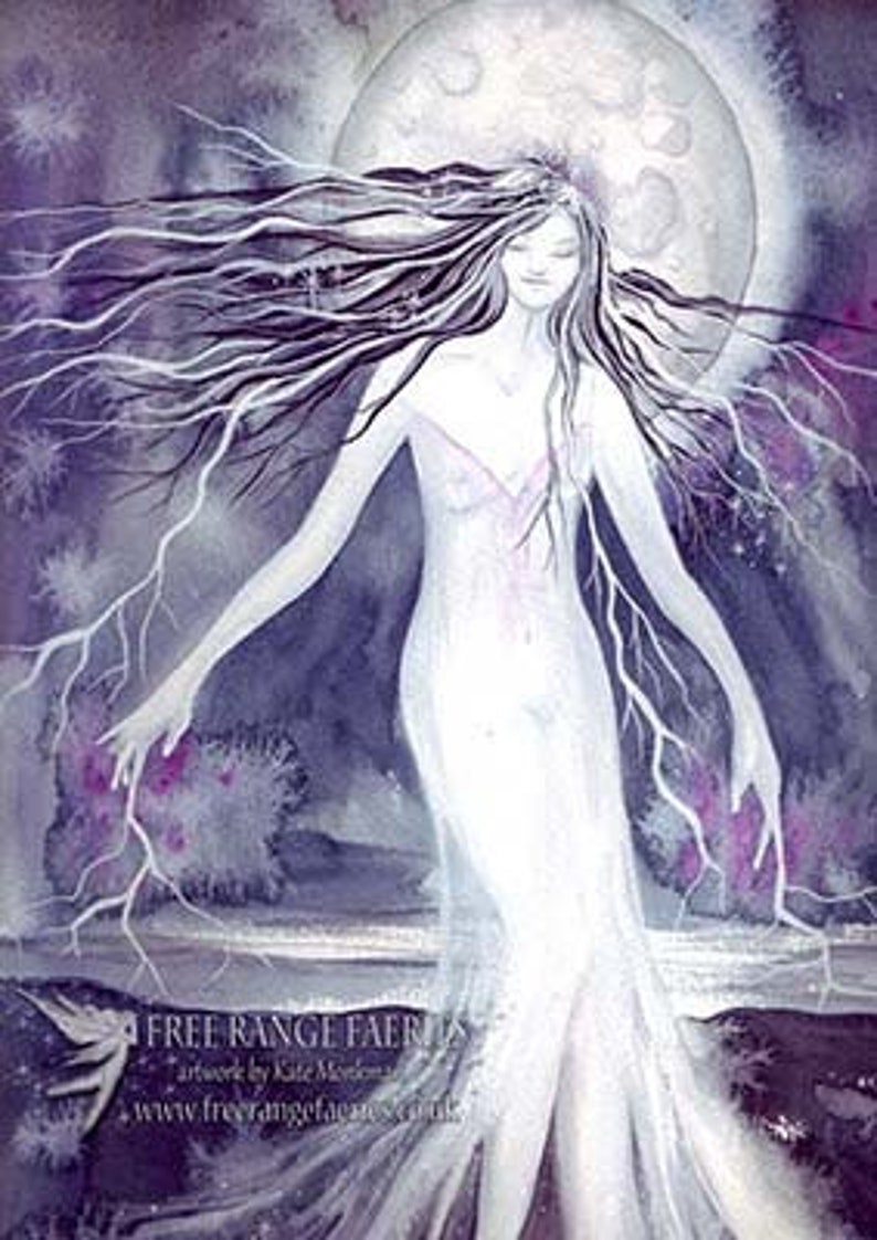 Puede incluir: Una pintura de acuarela de una mujer con el pelo largo y suelto de pie frente a una luna llena. La mujer lleva un vestido blanco y tiene una expresi&oacute;n serena en su rostro. El fondo es de color morado oscuro con estrellas blancas.