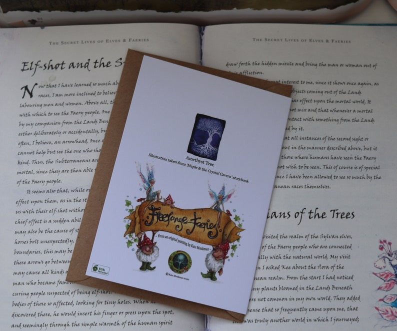 K&ouml;nnte beinhalten: Eine wei&szlig;e Karte mit einer lila Illustration eines Baumes vor blauem Hintergrund. Die Karte tr&auml;gt den Text "Amethyst Tree" und "Illustration taken from Maple & The Crystal Cavern's storybook". Unter der Illustration befindet sich eine Zeichnung von Feen, die auf einer Schriftrolle reiten, mit dem Text "Freelance Fairies" und "From an original painting by Kim McDonald".